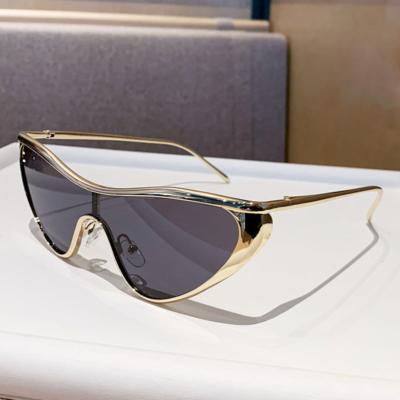 Celeste Cat-Eye Sunglasses in Black – detail view